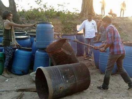 Gadchiroli police raids on illegal liquor, seizes stock of Rs 6.55 lakh | गडचिरोलीत हातभट्टीच्या दारूअड्ड्यावर धाड, ६.५५ लाखांचा ऐवज जप्त