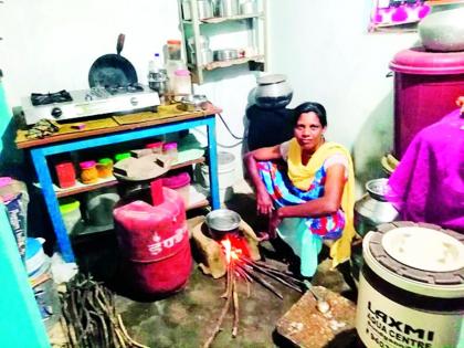 The price hike replaced the gas cylinder now with the stove | दरवाढीने गॅस सिलिंडरची जागा घेतली आता चुलीने