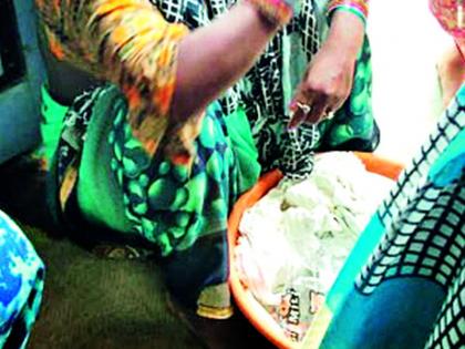 11 women robbed in the name of cleaning jewelery | दागिणे स्वच्छ करण्याच्या नावावर ११ महिलांना लुटले 11 women robbed in the name of cleaning jewelery | दागिणे स्वच्छ करण्याच्या नावावर ११ महिलांना लुटले