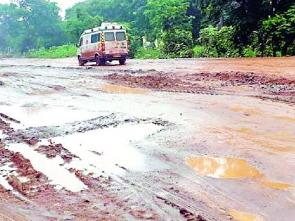 Heavy vehicles on the road cheat every day | दररोज फसतात रस्त्यावर जड वाहने