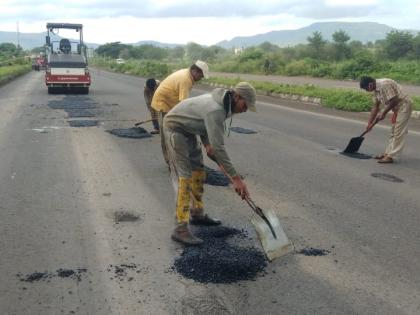 Highway repairs on the backdrop of Ganeshotsav, potholes filled: Shendre to Nira road work; Consolation to the servants of Pune-Mumbai | गणेशोत्सवाच्या पार्श्वभूमीवर महामार्गाची डागडुजी, खड्डे भरले