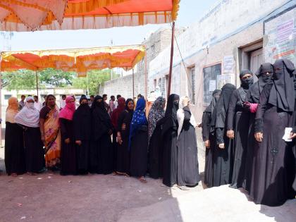 64% voting in summers of summer; Hingoli voters appeared enthusiasm! | उन्हाच्या कडाक्यातही ६४% मतदान; हिंगोलीच्या मतदारांत दिसला उत्साह!