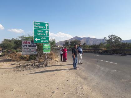 Satara: Vehicles carrying Lonand in the crematorium of Parga, deceased by directional panels | सातारा : लोणंदकडे जाणारी वाहने पारगावच्या स्मशानभूमीत, दिशादर्शक फलकामुळे फसगत