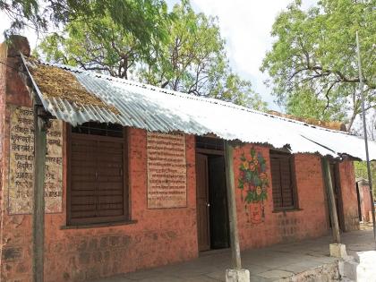 School in Anganwadi due to the disruption of the Kharda school building | खर्डा शाळेची इमारत मोडकळीस आल्याने अंगणवाडीत शाळा