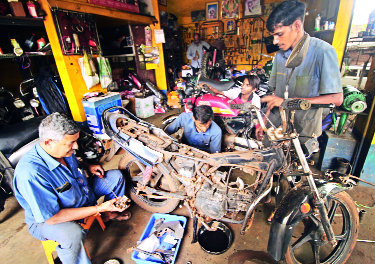 More than seven thousand two-wheelers flooded the city | शहरातील सात हजारांहून अधिक दुचाकी पूरबाधित