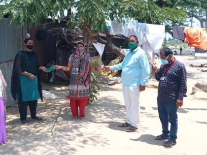 Distribution of sanitizer, mask to Manori villagers | मनोरीत ग्रामस्थांना सँनिटायझर, मास्कचे वाटप