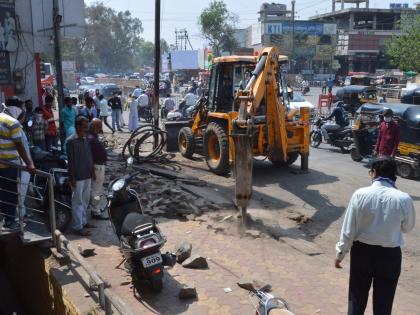  Three encroachments on Malegaon Camp Road destroyed by the Corporation | मालेगाव कॅम्प रस्त्यावरील ५० अतिक्रमणे मनपाकडून उद्ध्वस्त