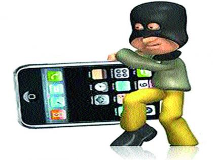  Two-wheeler suspects pulled two mobile phones | दुचाकीवरील संशयितांनी दोन मोबाइल खेचले