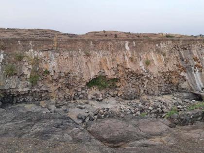 Dangerous miniature wall dangerous | लोंढरे लघुप्रकल्पाची भिंत धोकेदायक Dangerous miniature wall dangerous | लोंढरे लघुप्रकल्पाची भिंत धोकेदायक