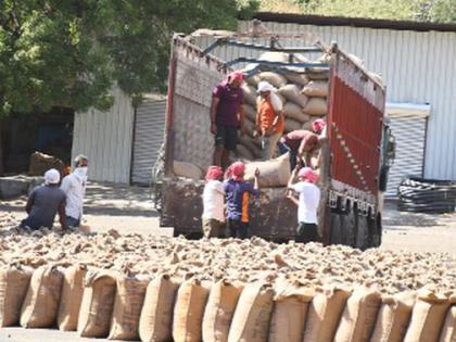Restrictions on market committees hit farmers | बाजार समित्यांना निर्बंध मुक्त केल्याने शेतकऱ्यांना फटका Restrictions on market committees hit farmers | बाजार समित्यांना निर्बंध मुक्त केल्याने शेतकऱ्यांना फटका