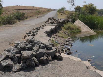 The floor pool near the heroic village is becoming fatal | वीरचक गावाजवळील फरशी पूल ठरतोय जीवघेणा The floor pool near the heroic village is becoming fatal | वीरचक गावाजवळील फरशी पूल ठरतोय जीवघेणा