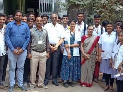 Visit to hospital for students of D.Pharmacy | डी.फार्मसीच्या विद्यार्थ्यांची रुग्णालयांना भेट Visit to hospital for students of D.Pharmacy | डी.फार्मसीच्या विद्यार्थ्यांची रुग्णालयांना भेट