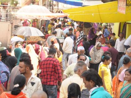 The market has been full for weeks despite the ban order | बंदी आदेशानंतरही भरले आठवडे बाजार The market has been full for weeks despite the ban order | बंदी आदेशानंतरही भरले आठवडे बाजार