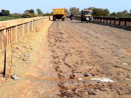Traffic on the bridge is dangerous | पुलावरील वाहतूक ठरतेय धोकेदायक Traffic on the bridge is dangerous | पुलावरील वाहतूक ठरतेय धोकेदायक
