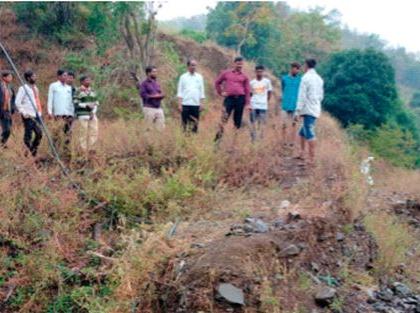 In remote areas, MLAs learned about the problems by piping | अतिदुर्गम भागात आमदारांनी पायपीट करीत समस्या जाणून घेतल्या