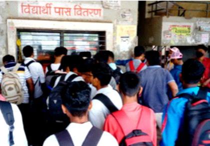 Finally pass bus concessions for students | अखेर विद्यार्थ्यांसाठी बस सवलत पास