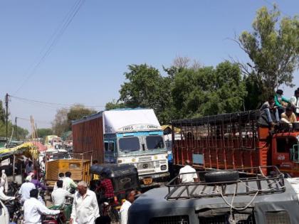 Traffic collision on the Parola highway | पारोळा महामार्गावर वाहतुकीची कोंडी