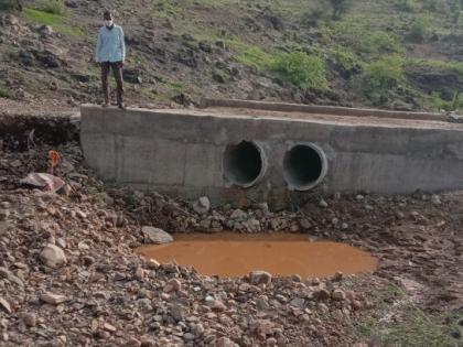 The filling of the bridge was carried away | पुलाचा भराव गेला वाहून