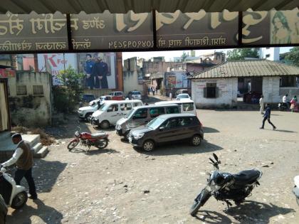 Parking lot becomes a bus station in Ozar village | ओझर गांवातील बसस्थानक बनले पार्किंग तळ