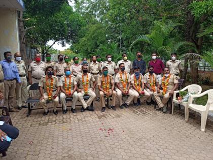 Citizens welcome the police personnel on duty at Malegaon | मालेगांव येथे कर्तव्य बजावणाऱ्या पोलीस कर्मचाऱ्यांचे नागरिकांतर्फेस्वागत