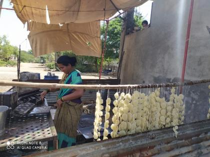 Holi, almost to make garlands for Padva | होळी, पाडव्यासाठी हार-कडे बनविण्याची लगबग