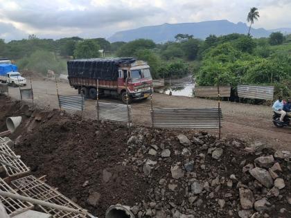 The swept road started in four days | वाहून गेलेला रस्ता चार दिवसात केला सुरू