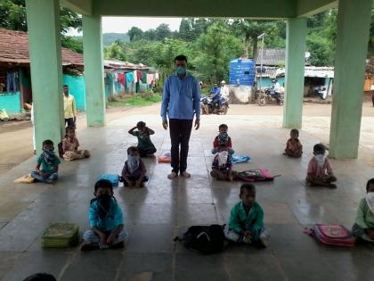 No class, no fruit, school full of houses! | ना वर्ग ना फळा, घरोघरी भरली शाळा!