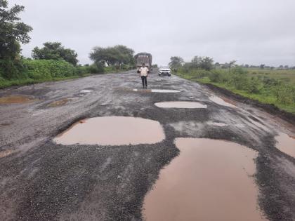 On the national highway, there are potholes | राष्ट्रीय महामार्गावर खड्डेच खड्डे चोहीकडे