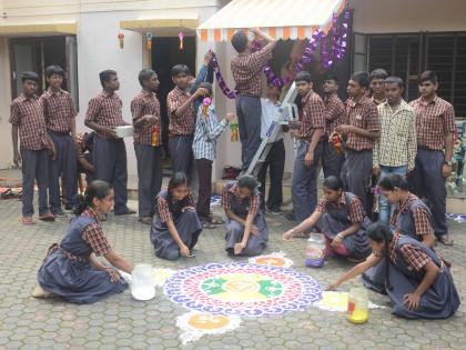 Prabodhini students celebrate Diwali at Kusumagraj residence | ‘प्रबोधिनी’च्या विद्यार्थ्यांनी साजरी केली कुसुमाग्रज निवासस्थानी दिवाळी