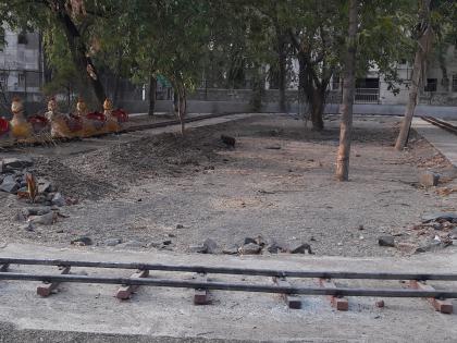 Waiting for the car to train children in the Shivaji Park | शिवाजी उद्यानात मुलांना झुकझुक गाडीची प्रतीक्षा