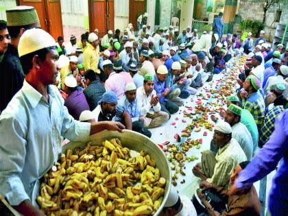 Ramzan's first gesture celebrated collective Namaz Pathana: Various religious programs | रमजानचा पहिला जुम्मा साजरा सामूहिक नमाज पठण : विविध धार्मिक कार्यक्रम