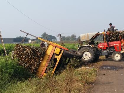 Overcrowding of sugarcane in the district is on the rise again | जिल्ह्यात क्षमतेपेक्षा अधिक ऊस वाहतूक पुन्हा ऐरणीवर