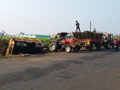 Accident to a tractor transporting sugarcane | ऊस वाहतूक करणाऱ्या ट्रॅक्टरला अपघात