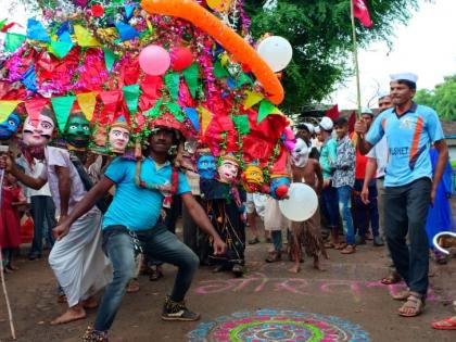  Ravana clay procession in tribal areas of Nashik district | नाशिक जिल्ह्यातील आदिवासी भागात रावणाच्या ताटीची मिरवणूक