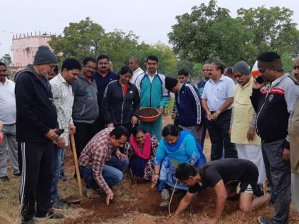 Mahashramdan on Ambarshi hill in Amalner | अमळनेरात अंबर्शी टेकडीवर महाश्रमदान