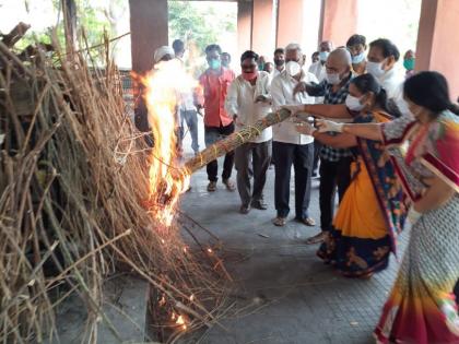 ‘Karmayogi’ father’s ‘Jnanjyot’ kept by Savitri’s Lekki from the fire | ‘कर्मयोगी’  पित्याची  ‘ज्ञानज्योत’ सावित्रीच्या लेकींनी भडाग्नीतून ठेवली तेवत