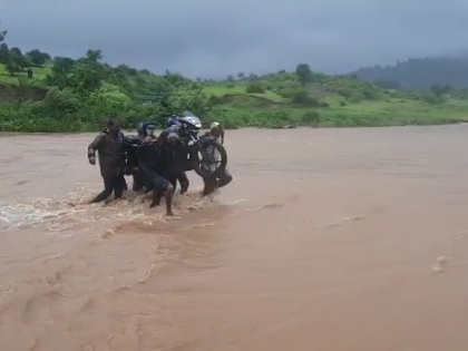 Floodwaters on the bridge in the struggle | झगडपाड्यात पुलावर पूरपाणी