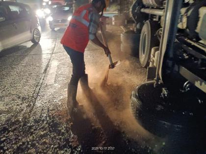 A trailer transporting raw yarn overturned near Gaimukh in Thane | ठाण्यात गायमुखजवळ कच्च्या धाग्याची वाहतूक करणारा ट्रेलर उलटला