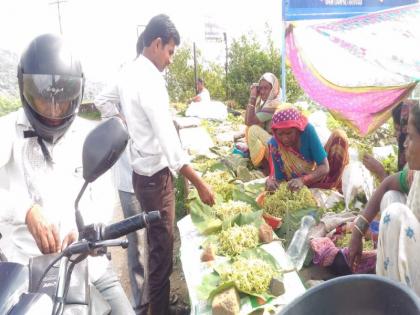  A crowd of tourists to buy gardens | रानभाज्यांच्या खरेदीसाठी पर्यटकांची गर्दी