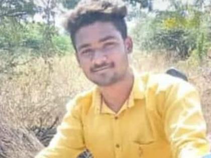 Suicide of a youth paying homage to himself on status | स्टेटसवर स्वत:ला श्रध्दांजली वाहत युवकाची आत्महत्या