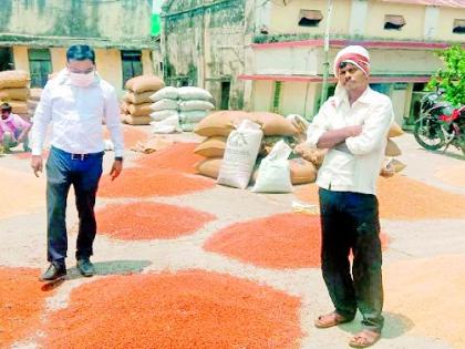 Due to the lockdown, the arrival of agriculture in the Agricultural Income Market Committee reduced | लॉकडाऊनमुळे कृषी उत्पन्न बाजार समितीत शेतमालाची आवक घटली Due to the lockdown, the arrival of agriculture in the Agricultural Income Market Committee reduced | लॉकडाऊनमुळे कृषी उत्पन्न बाजार समितीत शेतमालाची आवक घटली