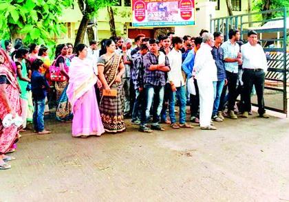 The liquor shop runs in front of the school in Mangalore | मंगरूळात शाळेसमोरच चालते दारूचे दुकान