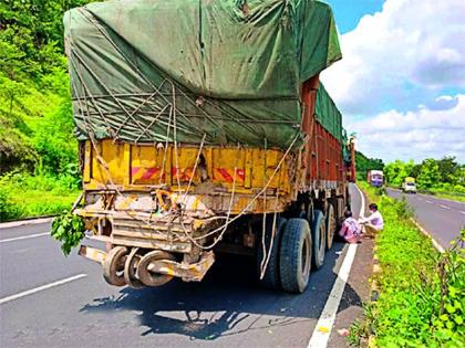 The truck hit the truck; A serious | ट्रकची ट्रकला धडक; एक गंभीर The truck hit the truck; A serious | ट्रकची ट्रकला धडक; एक गंभीर