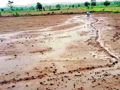 Lack of planning; The rains swept away the farm | नियोजनाचा अभाव; पावसाने शेत नेले खरडून