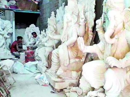 Statues of republics taking shape in Pulagwa | पुलगावात आकार घेताहेत गणरायांच्या मूर्ती