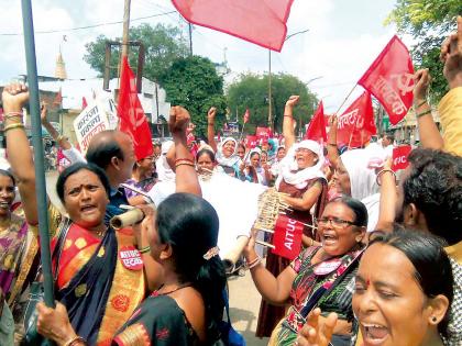 The symbolic skull of the state government's promise | राज्य सरकारच्या आश्वासनाची प्रतिकात्मक तिरडी