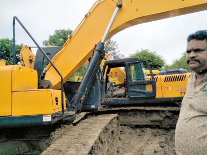 Three jets seized with two JCB machines | दोन जेसीबी मशीनसह तीन बोटी जप्त