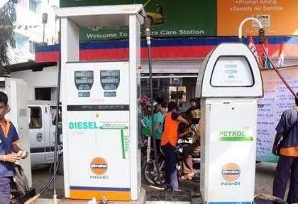 Despite rising petrol and diesel prices, Indian Oil's profit fell by Rs 15,000 crore | पेट्रोल-डिझेल भाववाढ होऊनही इंडियन आॅइलचा नफा १५ हजार कोटींनी घटला