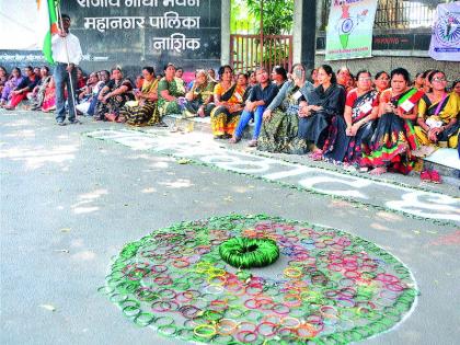  Demonstration Movement of Anganwadi employees in front of municipal corporation | अंगणवाडी कर्मचाऱ्यांचे  महापालिकेसमोर धरणे आंदोलन