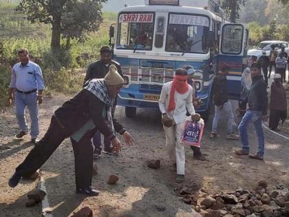 Bus passengers fill potholes; Incident on Khandwa-Indore route | बसच्या प्रवाशांनी बुजविले रस्त्यावरील खड्डे; खंडवा-इंदूर मार्गातील घटना